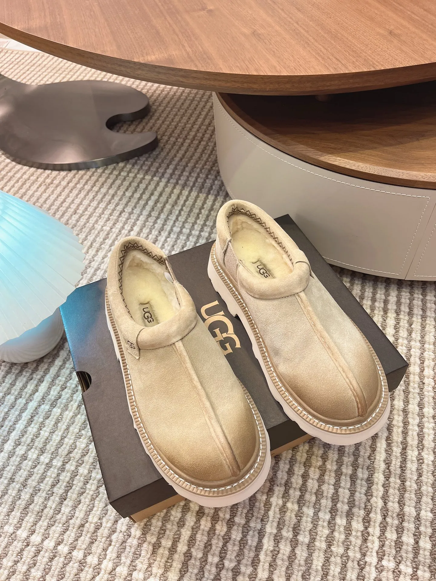 【UGG】 P: 540💰 Size: 40 to 44 (45 custom-made) 2025 new style 𝑼𝑮𝑮•Men's ◾️. The matching coefficient of winter snow fur shoes is also 100% 💥very good-looking✨very fashionable and stylish when worn📈 Lager casual boots lace-up style with hot embossed brand logo on the heel Item No.: 1171113 Upper: high-quality cow suede Lining: sheepskin imported from Australia 🐑The inner lining is made of Australian lamb wool Outsole: EVA non-slip outsole.